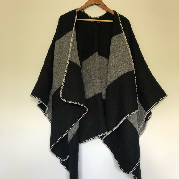 Grey and black cape sweater - Picture 1 of 5